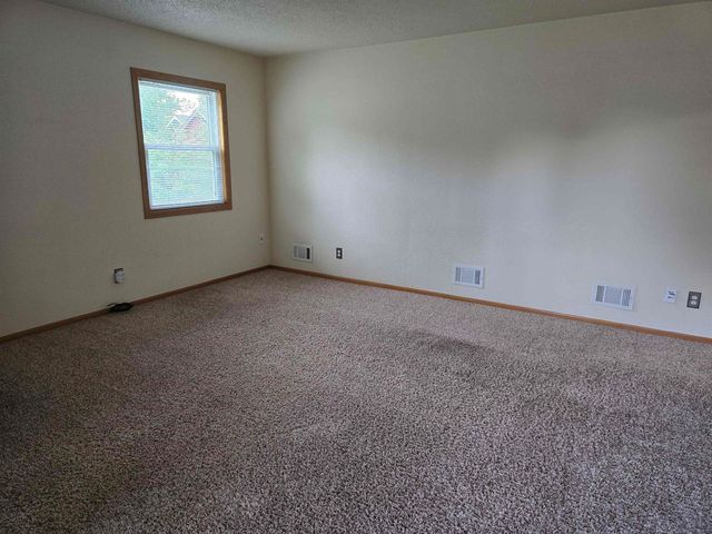 915 9th St NW, Minot, ND 58703