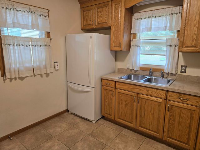 915 9th St NW, Minot, ND 58703