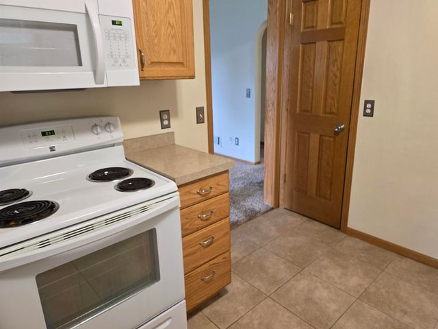 915 9th St NW, Minot, ND 58703