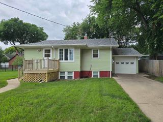 915 9th St NW, Minot, ND 58703