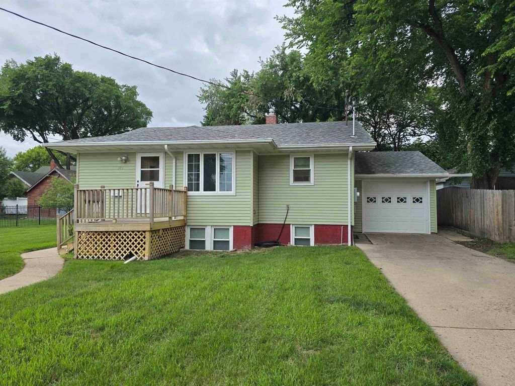 915 9th St NW, Minot, ND 58703