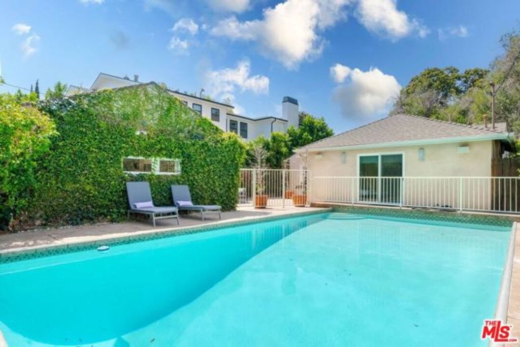 4240 Matilija Avenue, Sherman Oaks, CA 91423