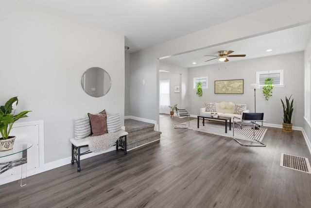 6818 Maple TERRACE, Wauwatosa, WI 53213