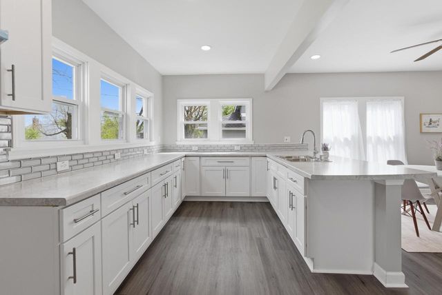6818 Maple TERRACE, Wauwatosa, WI 53213