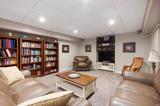 281 Creekside Court, Hartford City, IN 47348