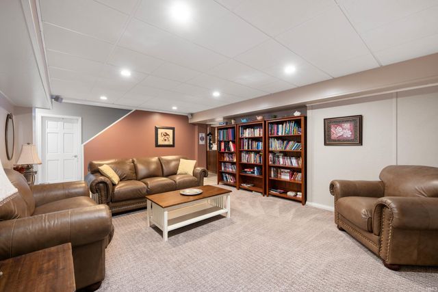 281 Creekside Court, Hartford City, IN 47348