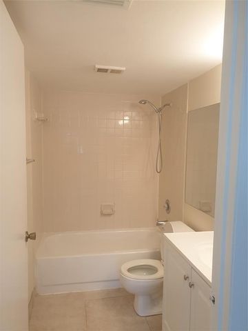 520 S Park Road 18-12, Hollywood, FL 33021