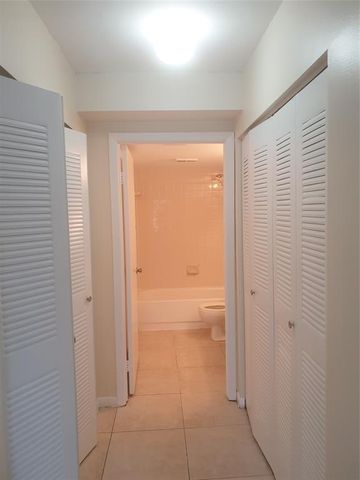 520 S Park Road 18-12, Hollywood, FL 33021