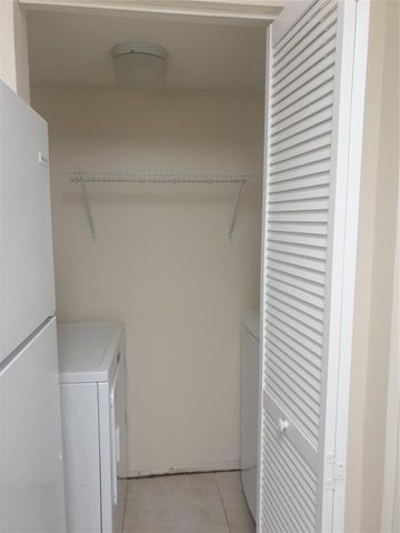 520 S Park Road 18-12, Hollywood, FL 33021