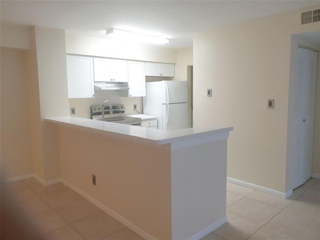 520 S Park Road 18-12, Hollywood, FL 33021