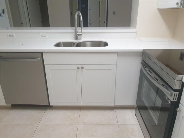 520 S Park Road 18-12, Hollywood, FL 33021