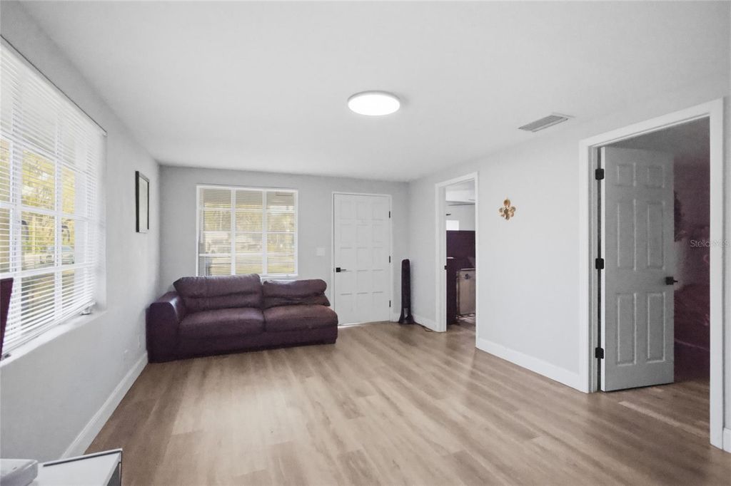 Image 6 of property listing at 907 CENTER STREET, Plant City, FL 33563