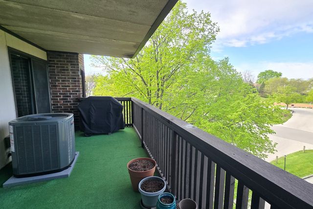 917 Vose Drive 411, Gurnee, IL 60031