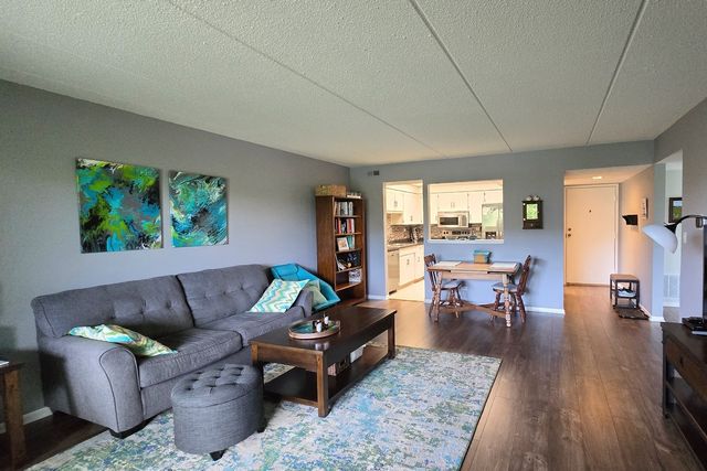 917 Vose Drive 411, Gurnee, IL 60031