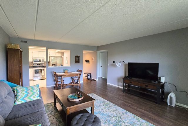 917 Vose Drive 411, Gurnee, IL 60031