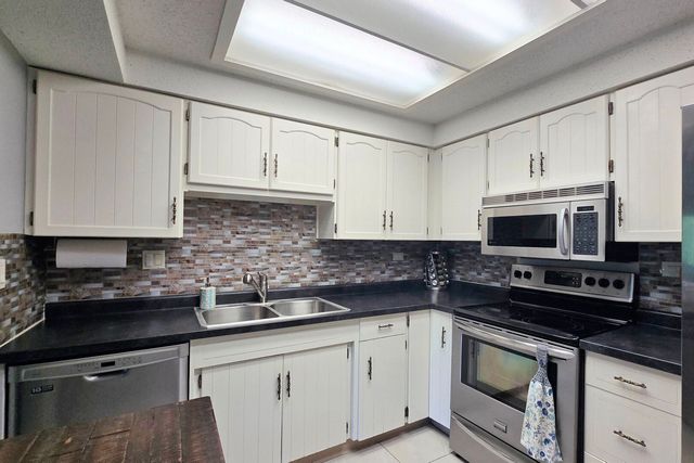 917 Vose Drive 411, Gurnee, IL 60031