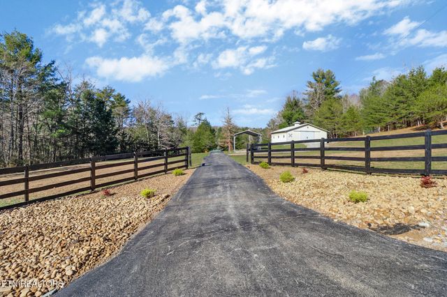 694 Meridian Rd, Crossville, TN 38555