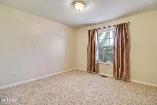 694 Meridian Rd, Crossville, TN 38555