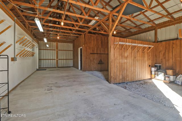 694 Meridian Rd, Crossville, TN 38555