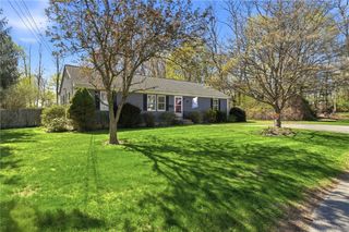 1 Roslyn Avenue, Bristol, RI 02809