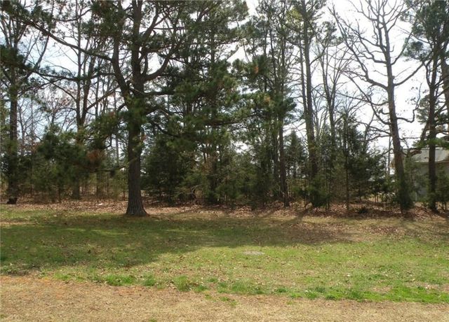 17 La Quinta Loop, Holiday Island, AR 72631