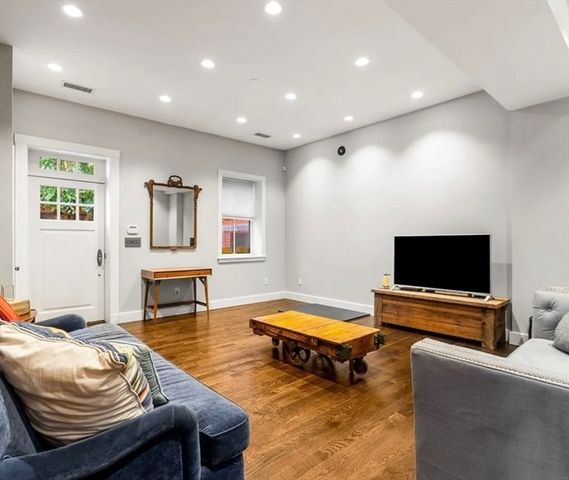 653 E 3rd St, Boston, MA 02127