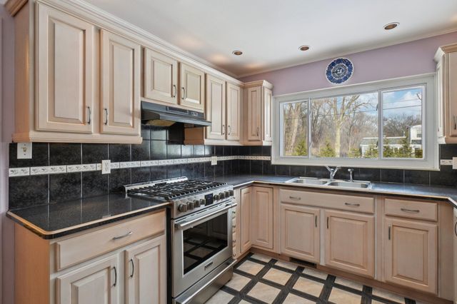 24700 N Cromwell Drive, Franklin, MI 48025