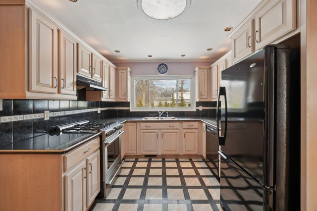 24700 N Cromwell Drive, Franklin, MI 48025