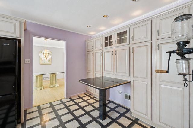 24700 N Cromwell Drive, Franklin, MI 48025