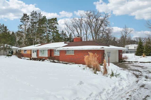 24700 N Cromwell Drive, Franklin, MI 48025