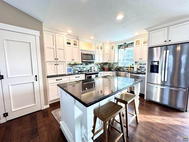 3007 S Parkway Ct, Emporia, KS 66801