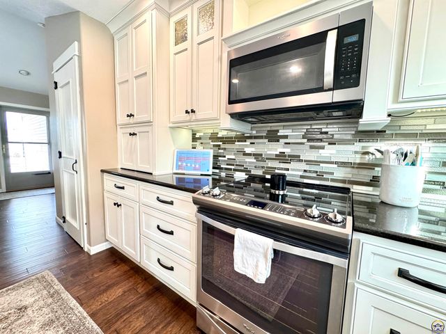 3007 S Parkway Ct, Emporia, KS 66801