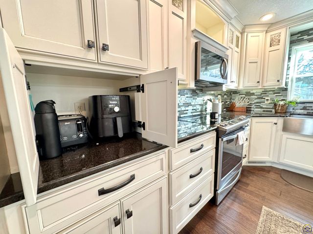 3007 S Parkway Ct, Emporia, KS 66801