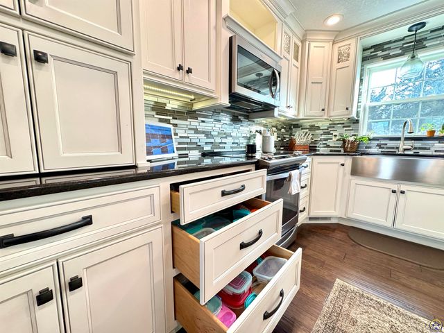 3007 S Parkway Ct, Emporia, KS 66801