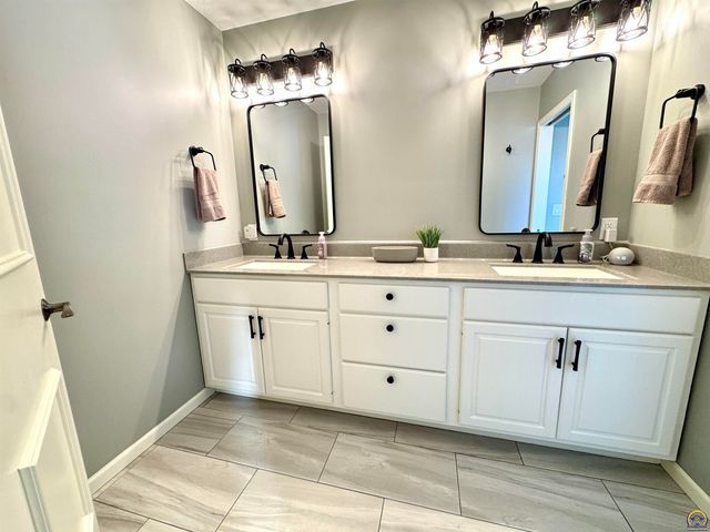 3007 S Parkway Ct, Emporia, KS 66801