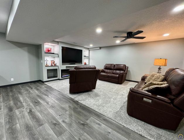 3007 S Parkway Ct, Emporia, KS 66801