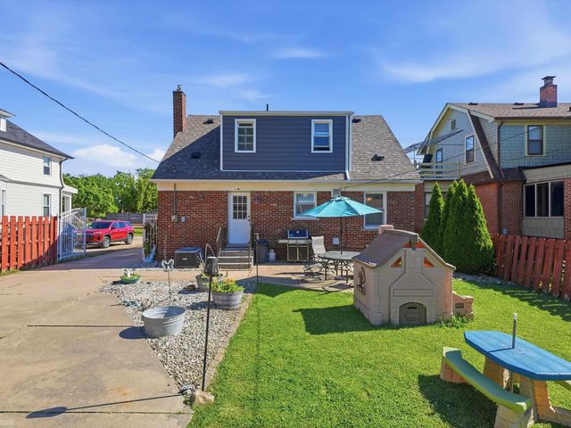 22820 Ridgeway Street, Saint Clair Shores, MI 48080