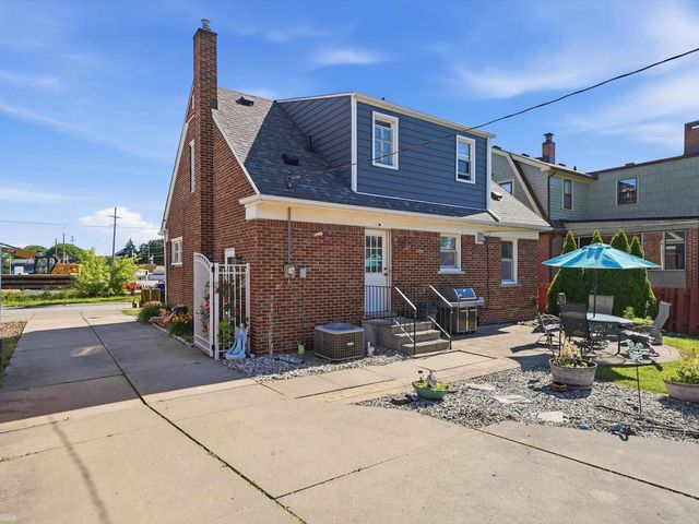 22820 Ridgeway Street, Saint Clair Shores, MI 48080
