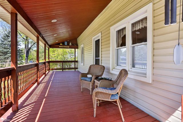 2292 N Belsay Road, Burton, MI 48509