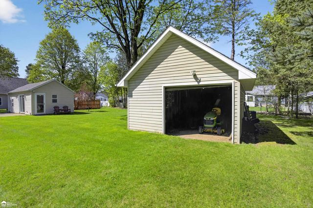 2292 N Belsay Road, Burton, MI 48509