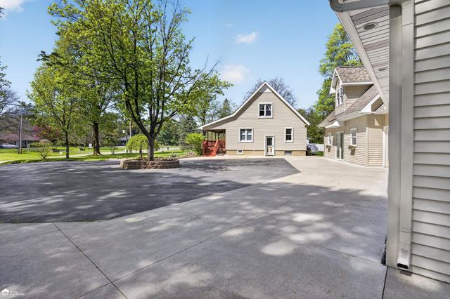 2292 N Belsay Road, Burton, MI 48509