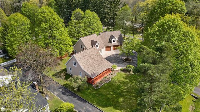 2292 N Belsay Road, Burton, MI 48509