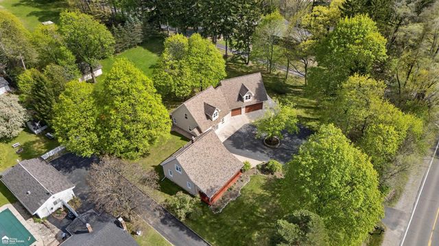 2292 N Belsay Road, Burton, MI 48509