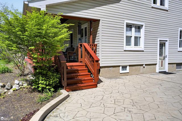2292 N Belsay Road, Burton, MI 48509