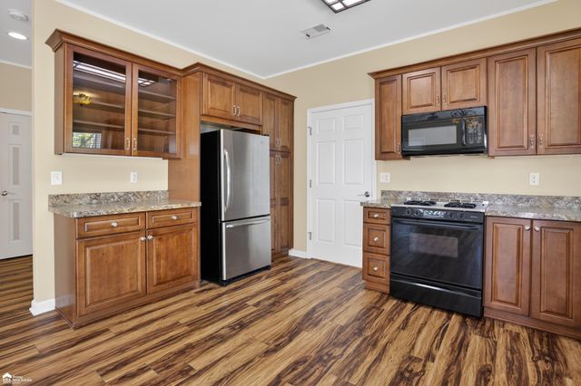 2292 N Belsay Road, Burton, MI 48509