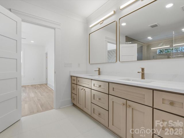 431 W Peterson Drive, Charlotte, NC 28217