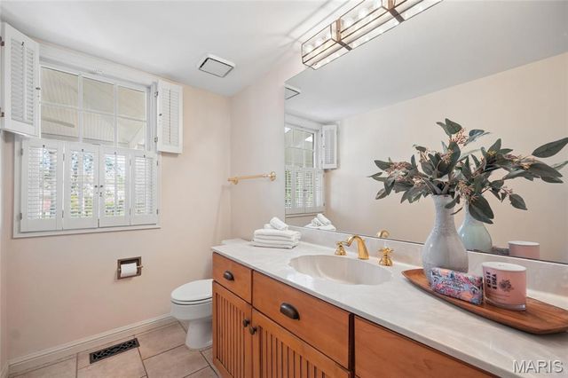 123 Saylesville Drive, Chesterfield, MO 63017