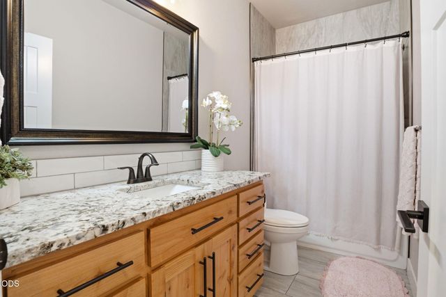 990 Win Way, Eagle Point, OR 97524