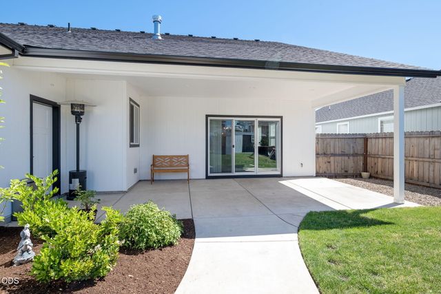 990 Win Way, Eagle Point, OR 97524