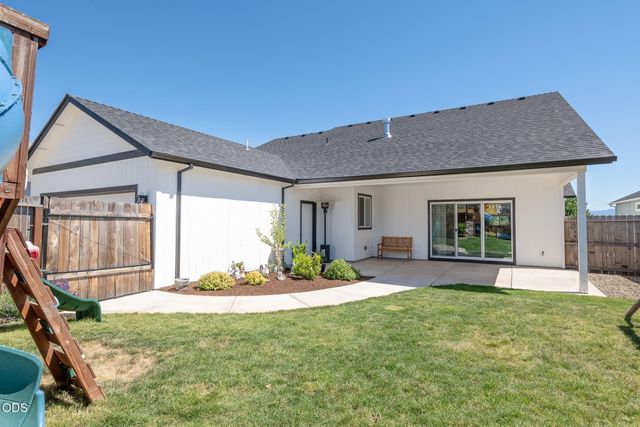 990 Win Way, Eagle Point, OR 97524